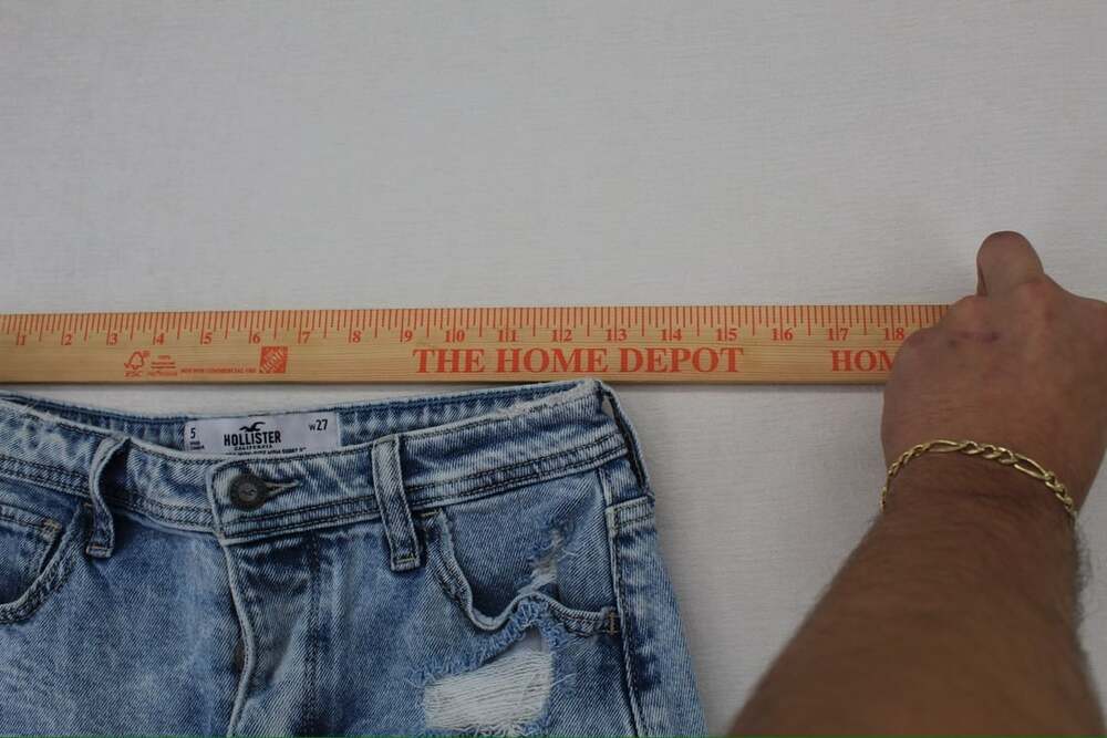 Hollister Curvy Ultra High-Rise Mom Short Distressed Denim Shorts Size 5 W27 - Picture 4 of 8